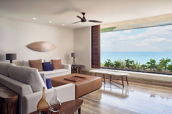 5 utendørsbassenger, bassengtelt (mot betaling) og bassengparasoller