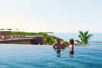 5 outdoor pools, open 7:00 AM to 7:00 PM, cabanas (surcharge)
