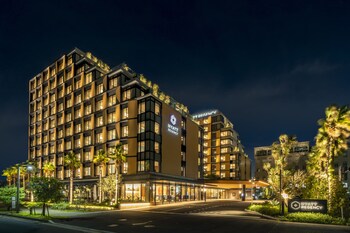 3 restaurants, breakfast served