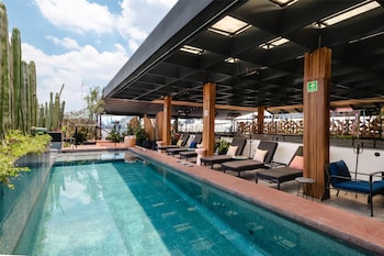 Se sirven desayunos, comidas y cenas con mesas al aire libre