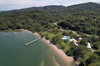 Plage privée, chaise longue, plongée avec masque et tuba, kayak