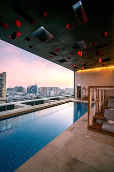Sauna, hot tub, steam room, body treatments, hydrotherapy, aromatherapy