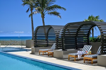 2 buitenzwembaden, parasols voor strand/zwembad