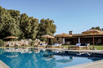 Outdoor pool, pool umbrellas, sun loungers