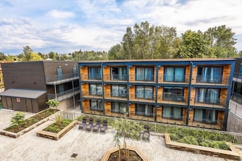 Full-size fridge, microwave, oven, stovetop