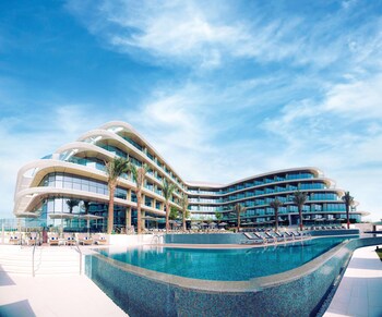 Daily buffet breakfast (AED 130 per person)