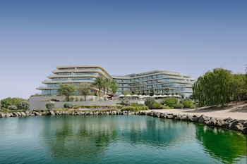 7 utendørsbassenger og solsenger