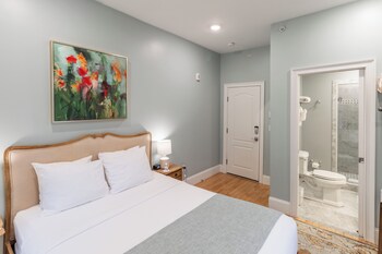 Signature Room, 1 King Bed, Ground Floor