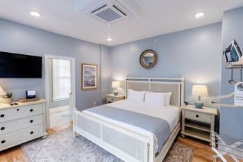 Signature-Zimmer, 1 King-Bett, Erdgeschoss | Hochwertige Bettwaren, individuell dekoriert, individuell eingerichtet