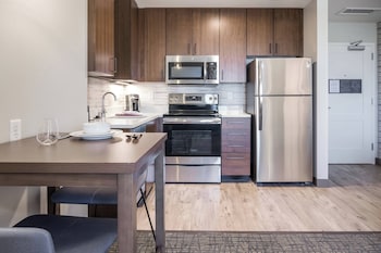 1 bedroom, pillow-top beds, desk, laptop workspace