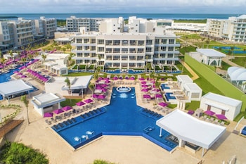 Private beach, white sand, beach umbrellas, beach massages