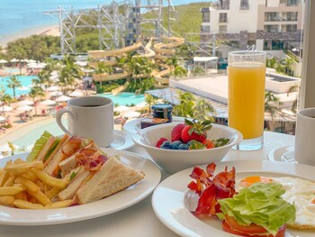 4 piscinas al aire libre, cabañas de piscina (de pago), sombrillas