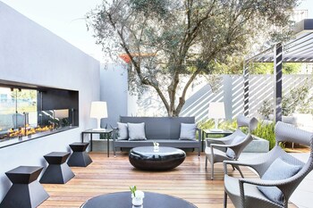 2 bares o lounges, 10 bares en la playa