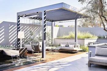 2 bares o lounges 