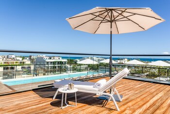 Kolam renang outdoor, dengan payung kolam renang dan kursi berjemur