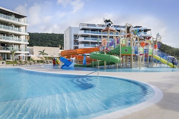 2 piscines extérieures, cabanas (supplément), parasols