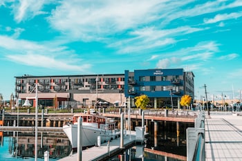 Frukost och lunch serveras, med utsikt mot stranden