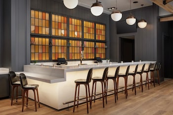 خزنة داخل الغرفة ومكتب ومكواة/لوح كي وأسرّة أطفال/رضّع (مجانًا)