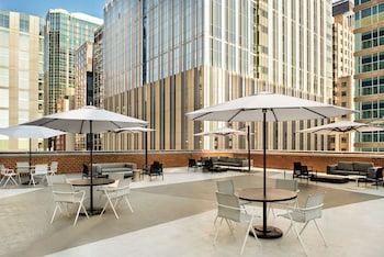 Frokost og middag serveres