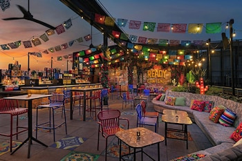 2 bars/lounges, lobby lounge, rooftop bar