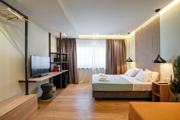 Superior fyrbäddsrum | Skrivbord, arbetsyta för laptop, mörkläggningsgardiner och ljudisolering