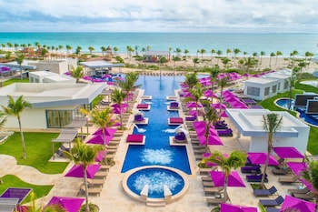 4 outdoor pools, open 7:00 AM to 7:00 PM, pool umbrellas, sun loungers