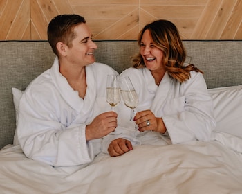 3 ห้องอาหาร, บริการอาหารเช้า อ าหารกลางวัน อาหารเย็น, อาหารอเมริกัน