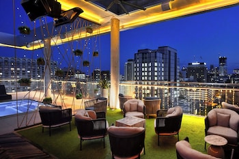 2 bars/lounges, rooftop bar