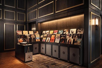 2 bars/lounges, rooftop bar