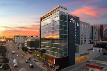 3 restaurantes, se sirven desayunos, comidas, cenas y cocina americana