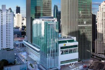 Piscine extérieure, accès possible de 6 h à 23 h, parasols