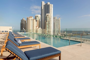 Piscina externa, funciona das 6h às 23h, guarda-sóis, espreguiçadeiras