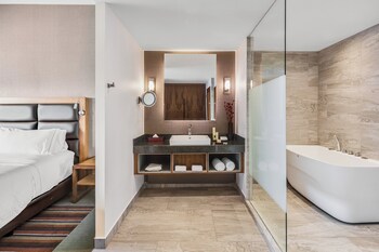 Innenpool, geöffnet von 08:00 Uhr bis 20:00 Uhr, Liegestühle