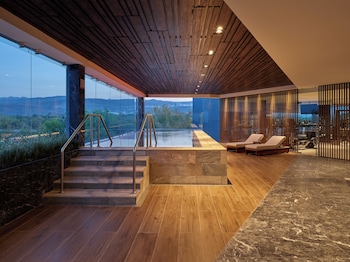 Innendørsbasseng og solsenger