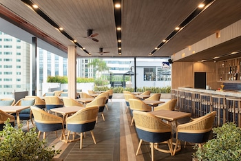 Alberca al aire libre y sombrillas en la alberca