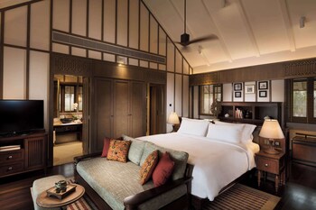 2 outdoor pools, free cabanas, pool umbrellas