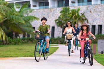 2 outdoor pools, free pool cabanas, pool umbrellas