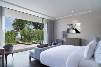 2 outdoor pools, free cabanas, pool umbrellas