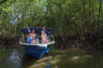 2 outdoor pools, free cabanas, pool umbrellas