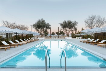 Piscine extérieure, parasols, chaises longues