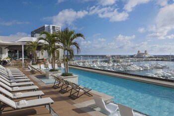 Piscine extérieure, parasols, chaises longues