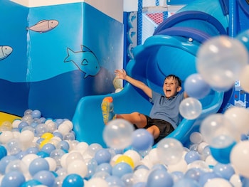 3 من حمّامات السباحة الخارجية، مظلات على حمّام السباحة، مقاعد للتشمس