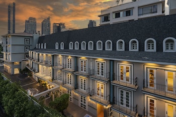 Outdoor pool, pool umbrellas