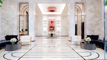 3 restauranter; serverer morgenmad, frokost og asiatiske retter