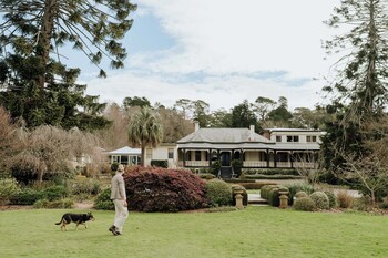 Breakfast, lunch, dinner served; garden views 