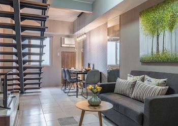 Annex Kimberly Queen loft | Aire de séjour | Téléviseur ACL de 32 po avec télévision par cùble, téléviseur