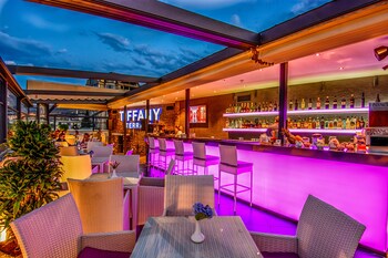 بوفيه فطور يوميًا بتكلفة قدرها (60 GEL للشخص)