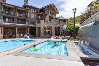 Un gran lodge con varios balcones y una piscina central.