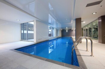 Melayani sarapan, makan siang, makan malam; dengan pemandangan taman