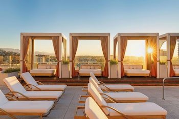 En säsongsöppen utomhuspool, cabanor (tilläggsavgift) och parasoller